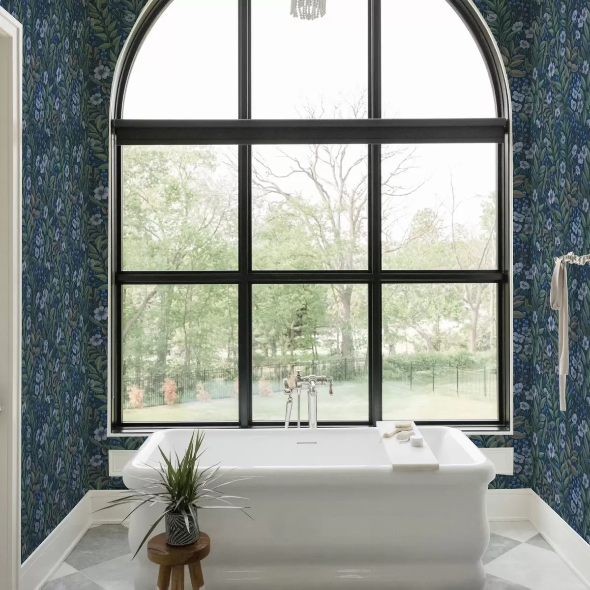 Háttérkép Éjfélkék bogyók és fehér virágok sűrű lombozatban a00994