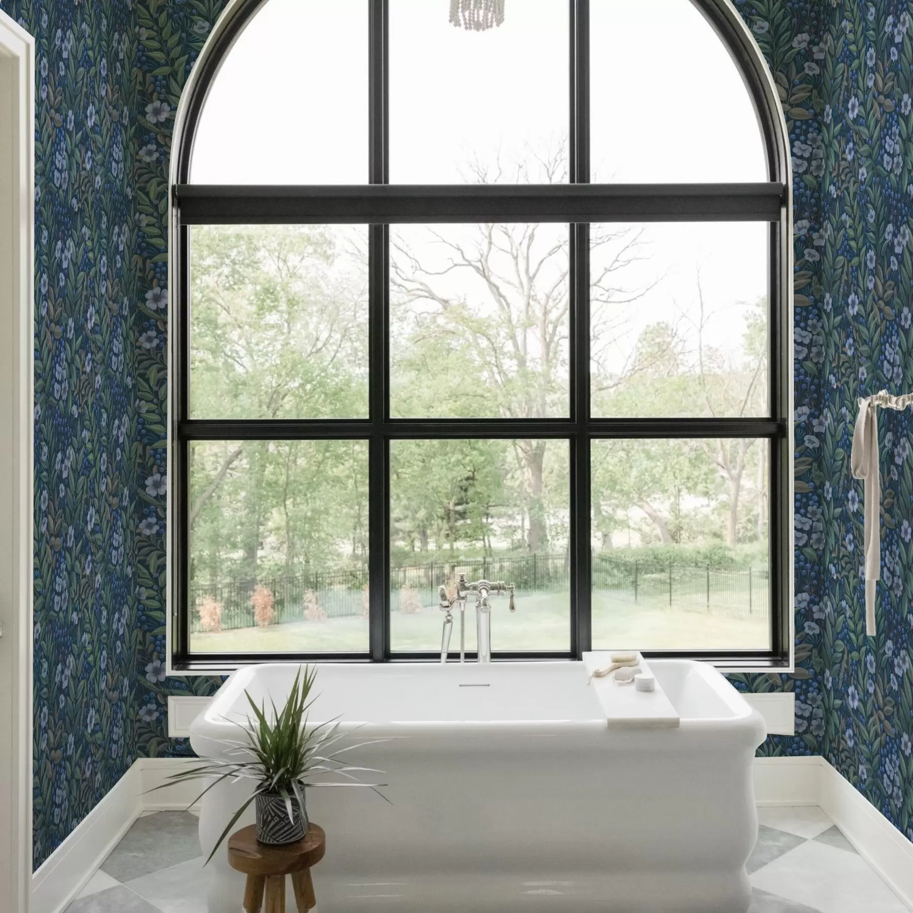 fotószőnyeg Éjfélkék bogyók és fehér virágok sűrű lombozatban a00994