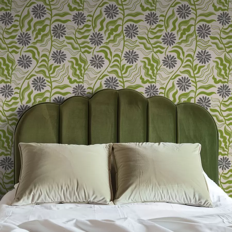 fotószőnyeg Játékos zöld margaréták hullámos levelekkel krém színű háttérrel a00998