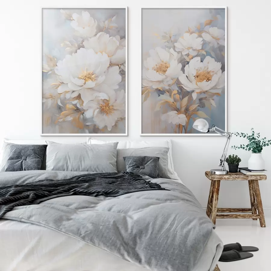 fotószőnyeg Fehér pünkösdi rózsák sárga közepekkel és levelekkel, lágy ecsetvonások, világoskék háttér, virágkompozíció d00878