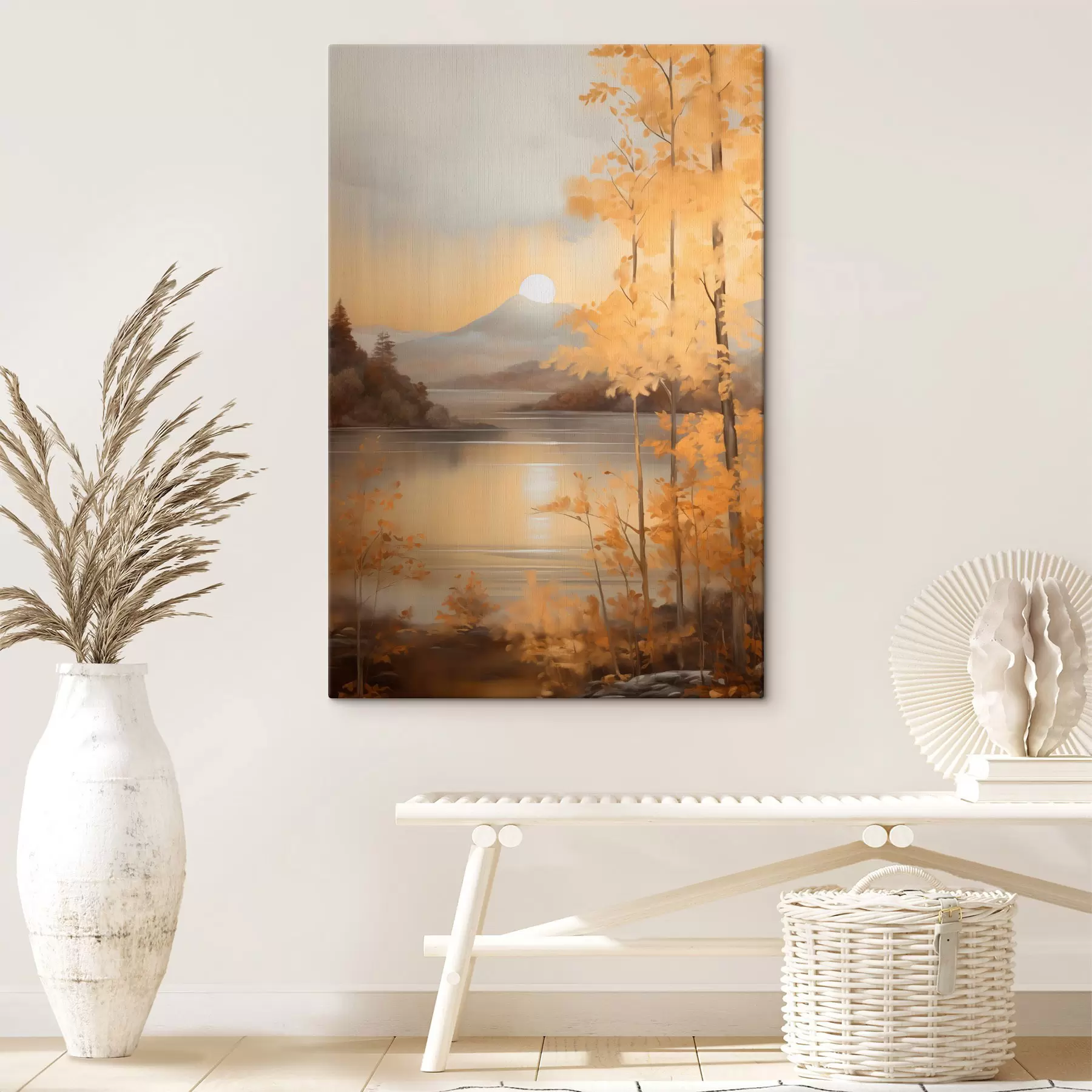 fotótapéta Őszi textúrájú, narancssárga levelű fák keretezik a nyugodt tavat, amelynek túlsó partján a felhős ég alatt távoli hegyek láthatók. s47440