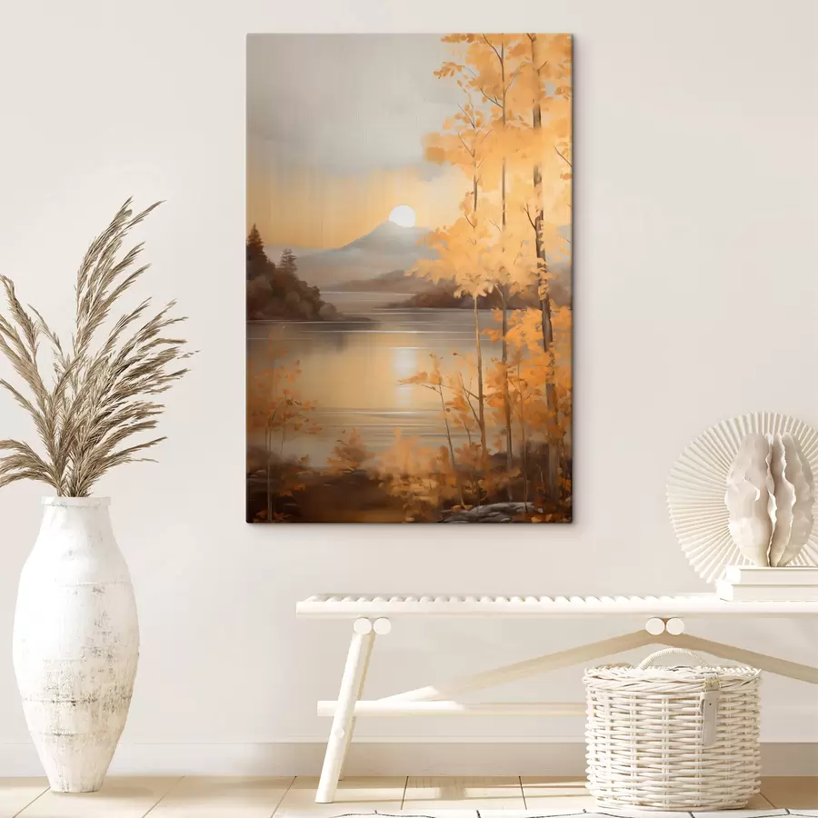 fotótapéta Őszi textúrájú, narancssárga levelű fák keretezik a nyugodt tavat, amelynek túlsó partján a felhős ég alatt távoli hegyek láthatók. s47440