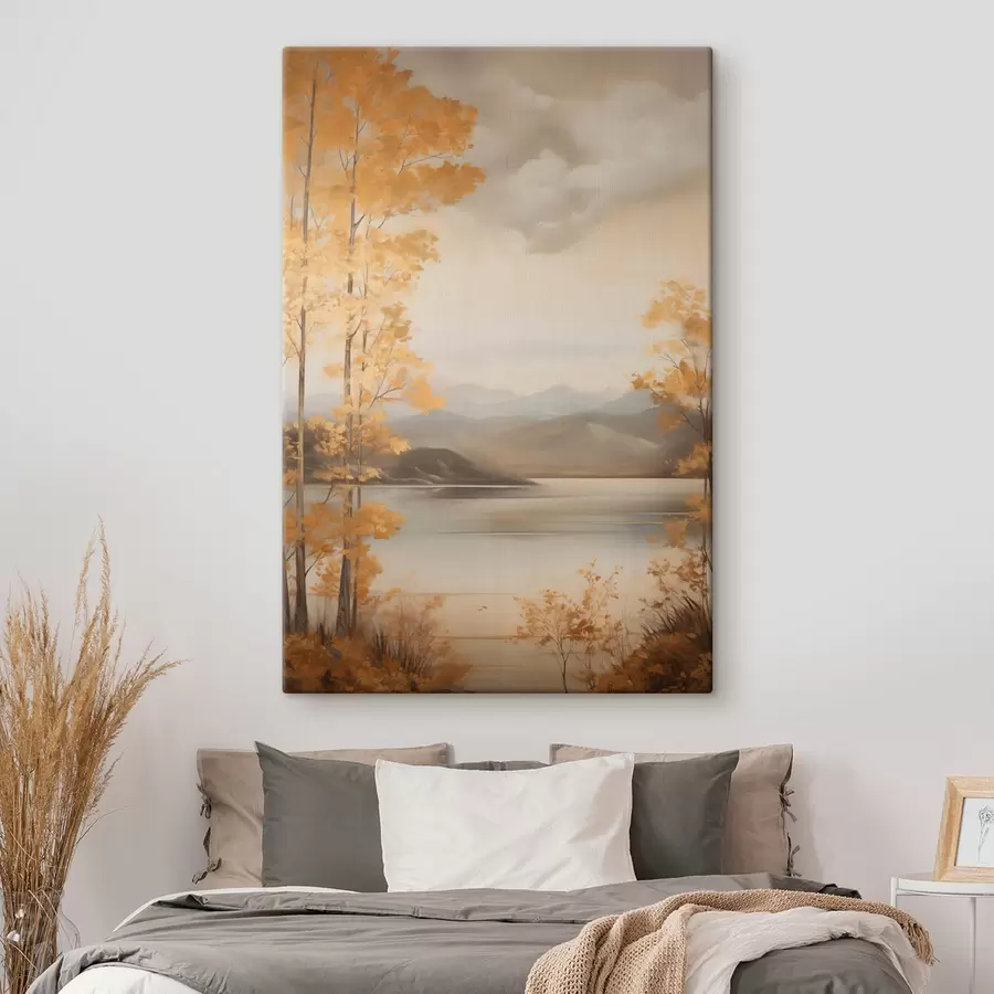 fotótapéta Őszi textúrájú, narancssárga levelű fák keretezik a nyugodt tavat, amelynek túlsó partján a felhős ég alatt távoli hegyek láthatók. s47441