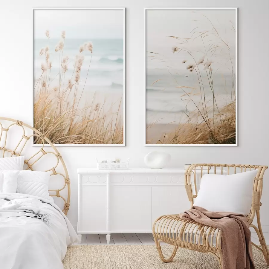 fotószőnyeg Magas fű bolyhos magfejekkel, homokos tengerpart és óceáni hullámok a háttérben, lágy és tompa színpaletta d00650