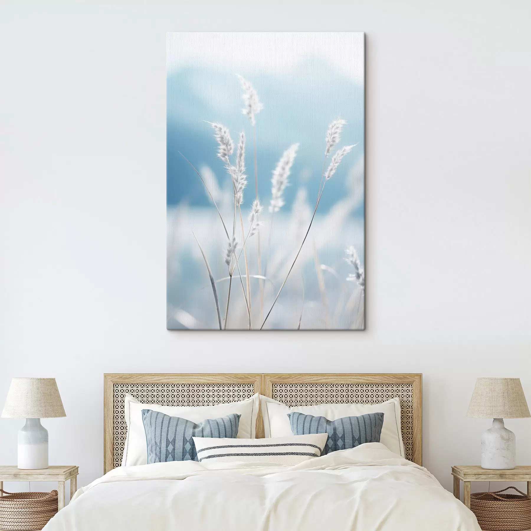 fotótapéta Fehér, bolyhos fű lágy kék égbolton, sekély mélységélességgel s47880