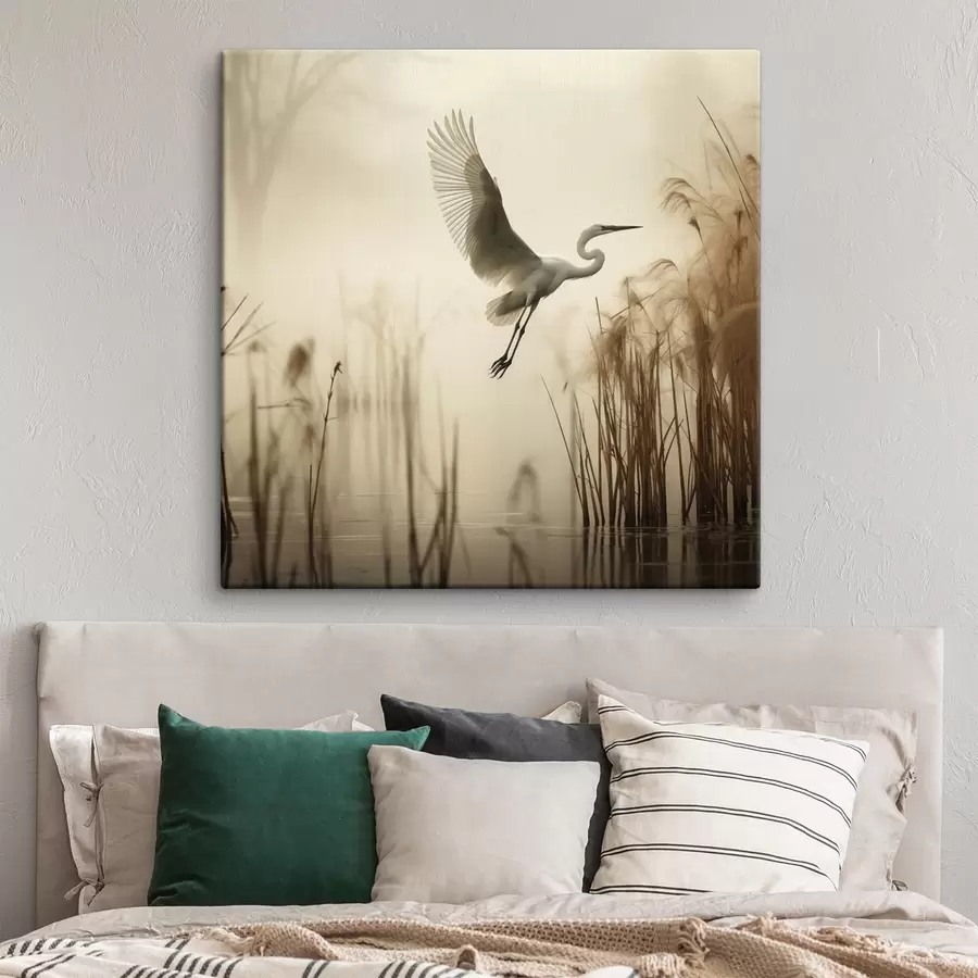 fotótapéta Egy fehér gém repül át egy tó felett, amelyet magas nádas és a háttérben álló fák vesznek körül s48389