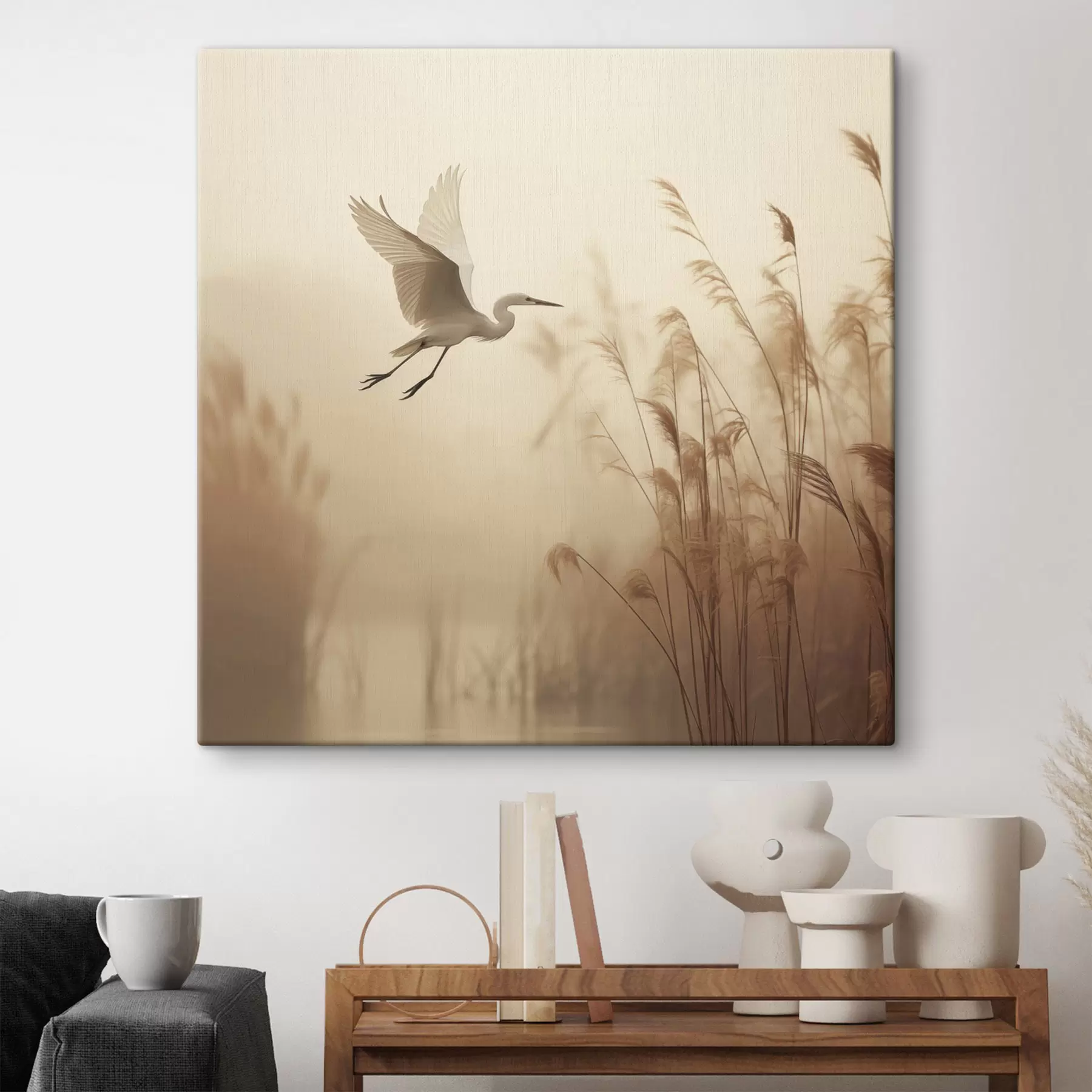 fotótapéta Egy fehér gém repül át egy tó felett, amelyet magas nádas és a háttérben álló fák vesznek körül s48390