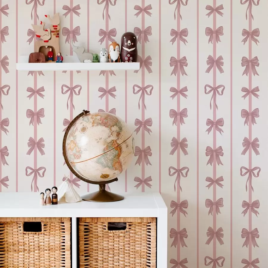 fotószőnyeg Rózsaszín masnik függőleges csíkokban világos háttér előtt a01075